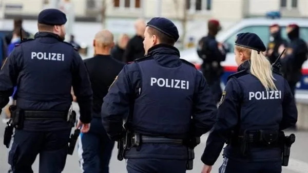 فرض إجراءات أمنية مشددة حول المدرسة التي شهدت حادث إطلاق نار في مدينة غراتس النمساوية فرض إجراءات أمنية مشددة حول المدرسة التي شهدت حادث إطلاق نار في مدينة غراتس النمساوية