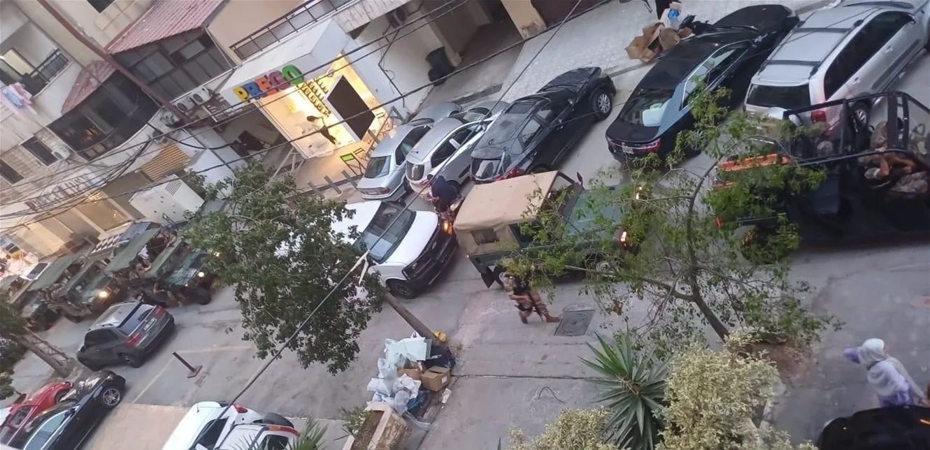 بناءً على طلب لجنة وقف إطلاق النار.. الجيش يقوم بتفتيش مبنى في الضاحية (صور) بناءً على طلب لجنة وقف إطلاق النار.. الجيش يقوم بتفتيش مبنى في الضاحية (صور)