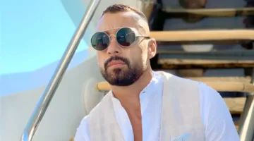 أحمد فهمي أستاذ جامعي ويقدم برنامجاً تلفزيونياً خلال أحداث مسلسل “2 قهوة”.