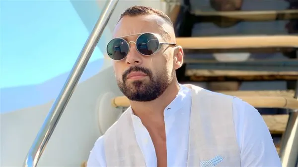 أحمد فهمي أستاذ جامعي ويقدم برنامجاً تلفزيونياً خلال أحداث مسلسل “2 قهوة”. أحمد فهمي أستاذ جامعي ويقدم برنامجاً تلفزيونياً خلال أحداث مسلسل “2 قهوة”.