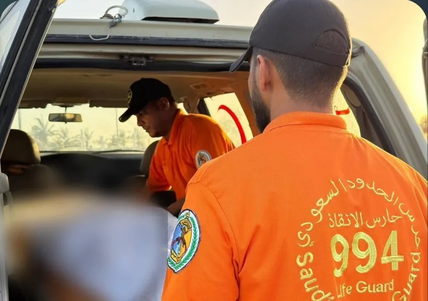 إنقاذ شخص من الغرق أثناء السباحة في ينبع إنقاذ شخص من الغرق أثناء السباحة في ينبع