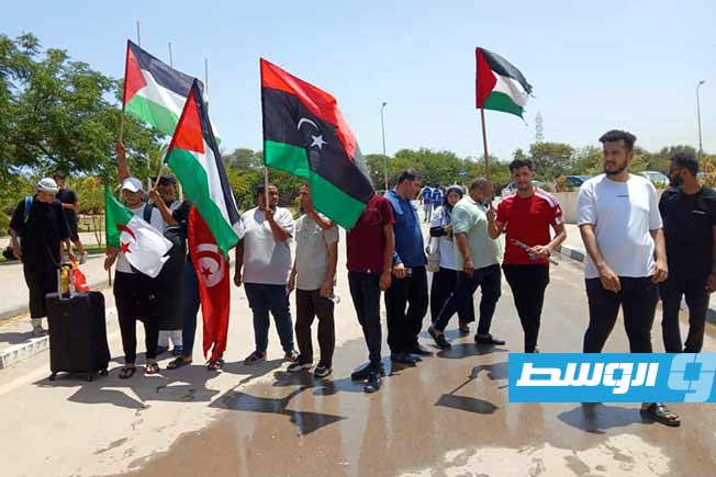 ليبيون يحتفون بـ«قافلة الصمود» خلال عبورها من ليبيا، الثلاثاء 10 يونيو 2025 (صفحة جهاز الإسعاف والطوارئ على فيسبوك)