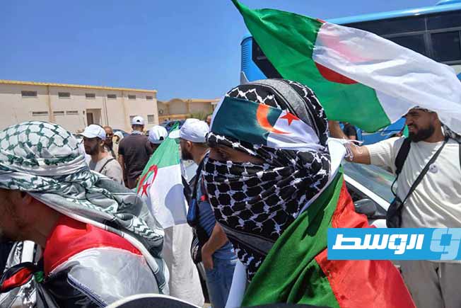 ليبيون يحتفون بـ«قافلة الصمود» خلال عبورها من ليبيا، الثلاثاء 10 يونيو 2025 (صفحة جهاز الإسعاف والطوارئ على فيسبوك)
