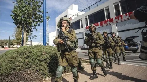 41 جنديًا إسرائيليًا يعلنون رفضهم الخدمة بسبب استمرار الحرب لصالح بقاء نتنياهو السياسي، ويستاؤون من إهمال الحكومة للأسرى المحتجزين في غزة. 41 جنديًا إسرائيليًا يعلنون رفضهم الخدمة بسبب استمرار الحرب لصالح بقاء نتنياهو السياسي، ويستاؤون من إهمال الحكومة للأسرى المحتجزين في غزة.