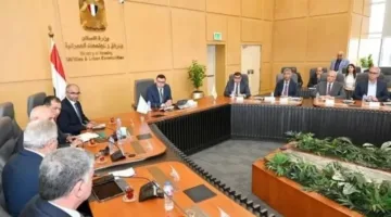 وزير الإسكان ينتظر مستجدات مشاريع المرافق ويدعم تعزيز الصناعة المحلية في البلاد