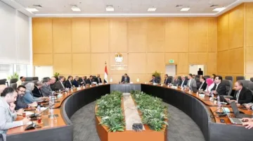 وزير الإسكان يراقب تقدم مشروعات البنية التحتية وتعزيز التصنيع المحلي