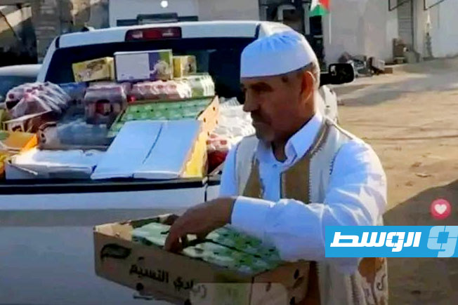 مواطن يحمل مواد غذائية لتقديمها لـ«قافلة الصمود»، 10 يونيو 2025. (الإنترنت)