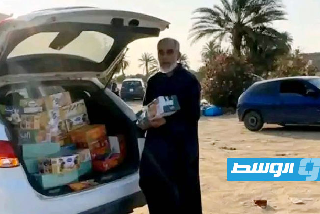 مواطن يحمل مواد غذائية لتقديمها لـ«قافلة الصمود»، 10 يونيو 2025. (الإنترنت)