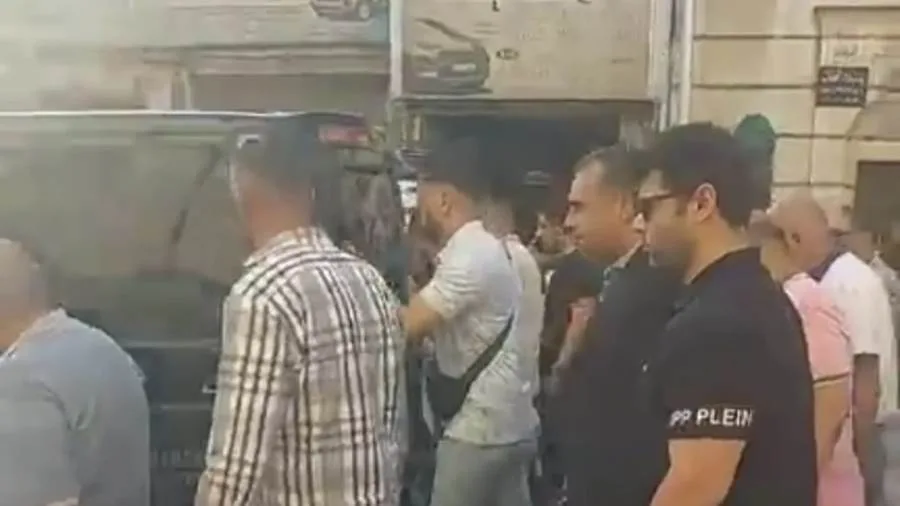 توديع جثمان ضحية عاصفة الإسكندرية بعد انهيار شرفة على رأسه توديع جثمان ضحية عاصفة الإسكندرية بعد انهيار شرفة على رأسه