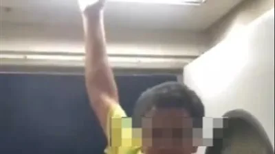 النقل: القبض على الشخص الذي قام بإزالة لمبة إنارة من أحد القطارات الروسية الحديثة النقل: القبض على الشخص الذي قام بإزالة لمبة إنارة من أحد القطارات الروسية الحديثة
