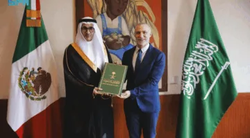 السفير المناور يسلم نسخة من أوراق اعتماده لمدير المراسم في وزارة الخارجية المكسيكية.