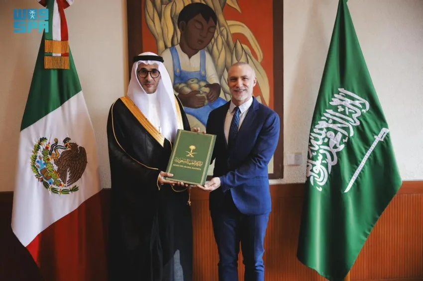 السفير المناور يسلم نسخة من أوراق اعتماده لمدير المراسم في وزارة الخارجية المكسيكية. السفير المناور يسلم نسخة من أوراق اعتماده لمدير المراسم في وزارة الخارجية المكسيكية.