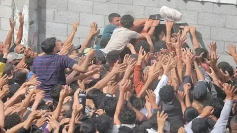 مجزرة الجوعى: الجيش الإسرائيلي يقتل بدم بارد 25 فلسطينياً من المستفيدين من المساعدات الإنسانية في جنوب غزة مجزرة الجوعى: الجيش الإسرائيلي يقتل بدم بارد 25 فلسطينياً من المستفيدين من المساعدات الإنسانية في جنوب غزة