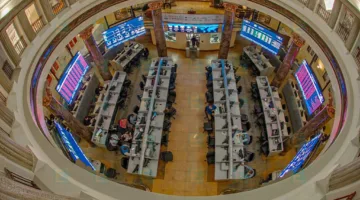 البورصة المصرية تنبه الشركات المخالفة بوجوب تقديم خيار التصويت الإلكتروني في الاجتماعات العامة.