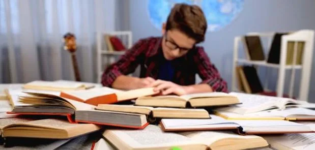 استراتيجيات فعالة لمراجعة ليلة الامتحان لطلاب الثانوية العامة 2025 استراتيجيات فعالة لمراجعة ليلة الامتحان لطلاب الثانوية العامة 2025