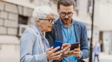 الهواتف الذكية وفئة كبار السن: كيف نجعل التكنولوجيا أداة بسيطة وآمنة؟
