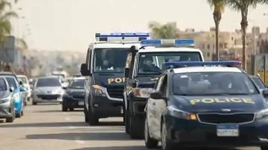 قوات الأمن في أسوان تداهم موقعًا لتجارة المخدرات وتسفر عن مقتل 5 عناصر إجرامية. قوات الأمن في أسوان تداهم موقعًا لتجارة المخدرات وتسفر عن مقتل 5 عناصر إجرامية.