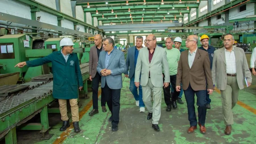 وزير الإنتاج الحربي يراقب عمليات التصنيع في مصنع 99 الحربي وزير الإنتاج الحربي يراقب عمليات التصنيع في مصنع 99 الحربي