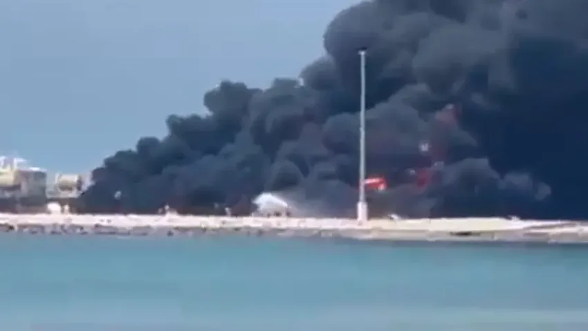 حريق في خزان ميثانول بميناء بوشهر الإيراني يسفر عن وفاة ثلاثة أشخاص وفقاً للتقديرات الأولية. حريق في خزان ميثانول بميناء بوشهر الإيراني يسفر عن وفاة ثلاثة أشخاص وفقاً للتقديرات الأولية.