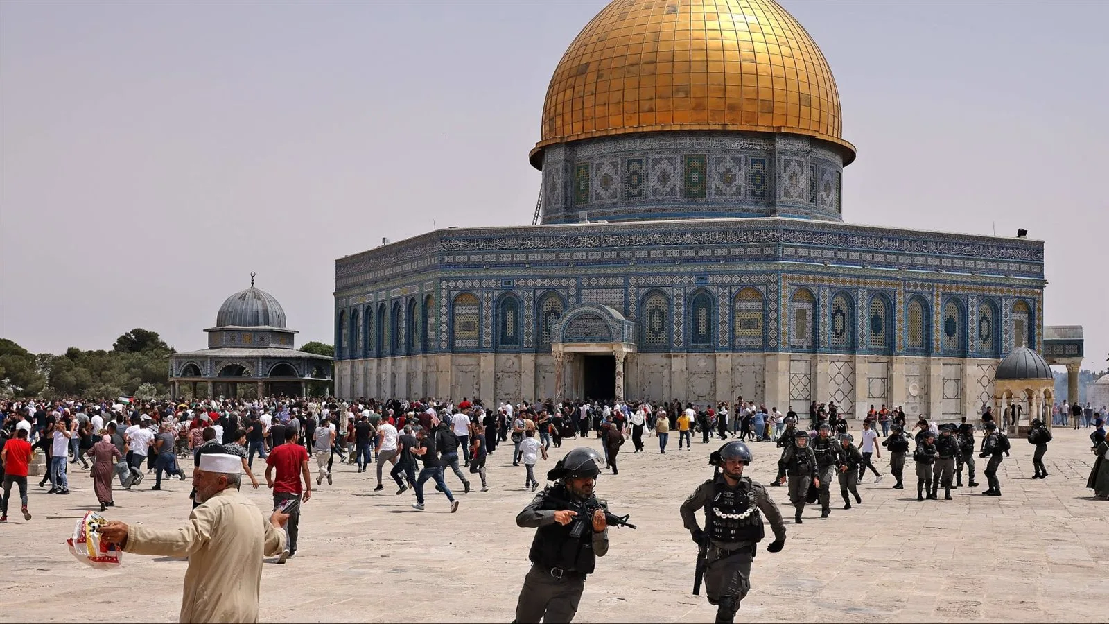 تطور جديد في القدس.. بن غفير يدخل المسجد الأقصى تحت حراسة أمنية مشددة. تطور جديد في القدس.. بن غفير يدخل المسجد الأقصى تحت حراسة أمنية مشددة.