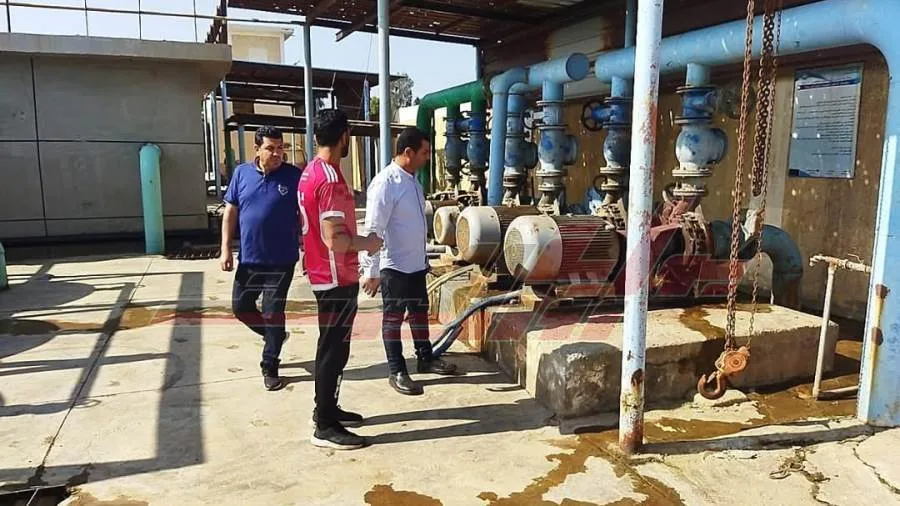 ترميم كسر طارئ في خط المياه الرئيسي بقرية منية مسير وضخ المياه تدريجيًا للمناطق المتضررة. ترميم كسر طارئ في خط المياه الرئيسي بقرية منية مسير وضخ المياه تدريجيًا للمناطق المتضررة.