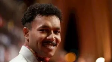 عمر مرموش يهدي “تي شيرت” لوويجز: “أعظم مغني راب على وجه الأرض”