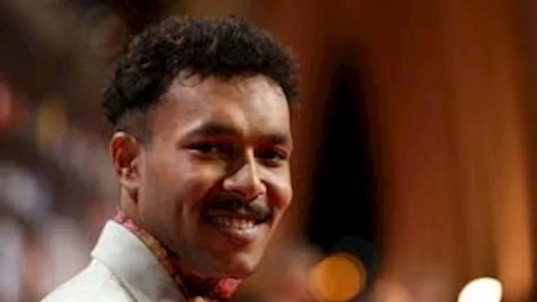 عمر مرموش يهدي “تي شيرت” لوويجز: “أعظم مغني راب على وجه الأرض”