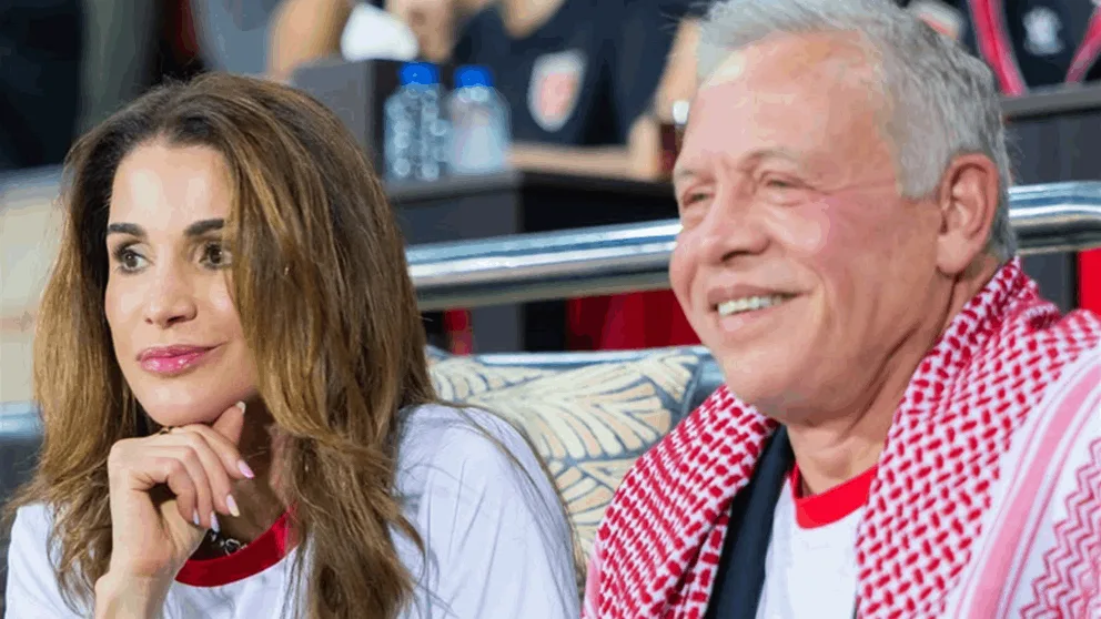 الملك عبدالله الثاني، والملكة رانيا، والأمير الحسين يحتشدون في المدرجات لتشجيع فريق النشامى. الملك عبدالله الثاني، والملكة رانيا، والأمير الحسين يحتشدون في المدرجات لتشجيع فريق النشامى.
