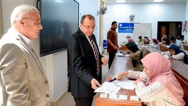 رئيس جامعة بني سويف يزور لجان الامتحانات في كليتي الآداب وعلوم الأرض رئيس جامعة بني سويف يزور لجان الامتحانات في كليتي الآداب وعلوم الأرض