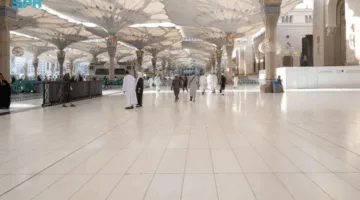 الرخام الأبيض يساعد في خلق أجواء مريحة للمصلين في ساحة المسجد النبوي