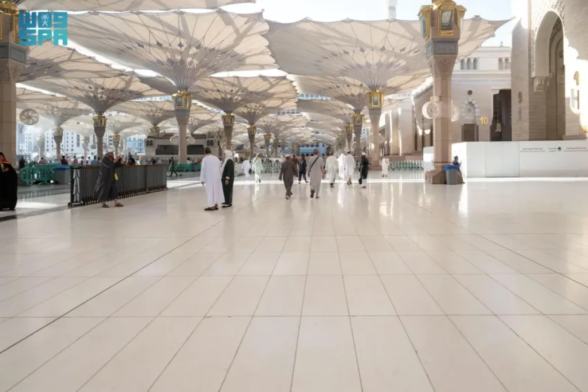 الرخام الأبيض يساعد في خلق أجواء مريحة للمصلين في ساحة المسجد النبوي الرخام الأبيض يساعد في خلق أجواء مريحة للمصلين في ساحة المسجد النبوي