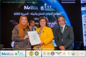 جامعة النيل تكرّم الدكتورة عبير عصام الدين في حفل تخرج دفعة «صنّاع القرار»