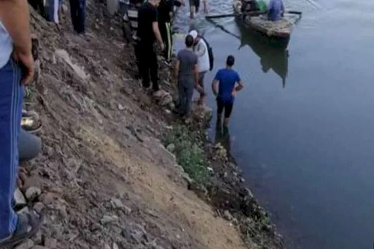النيابة العامة تسمح بدفن جثة شاب تم استخراجها من مياه النيل في المنيا النيابة العامة تسمح بدفن جثة شاب تم استخراجها من مياه النيل في المنيا