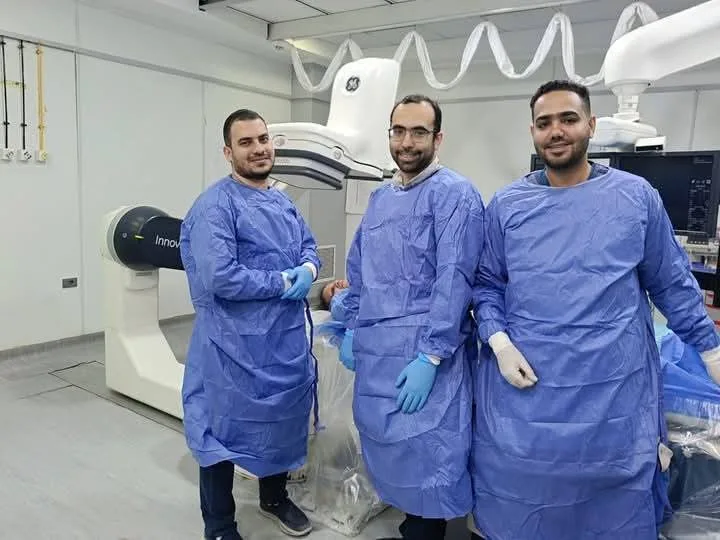 فريق طبي في مستشفى ملوي يحقق نجاحًا في إنقاذ مسن من جلطات وسد رئوي وتصلب الشرايين. فريق طبي في مستشفى ملوي يحقق نجاحًا في إنقاذ مسن من جلطات وسد رئوي وتصلب الشرايين.