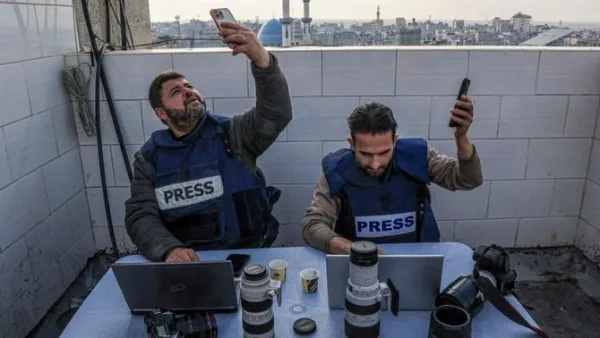 لليوم الثاني على التوالي: استمرار انقطاع خدمات الإنترنت والاتصالات الأرضية عن غزة وشمالها لليوم الثاني على التوالي: استمرار انقطاع خدمات الإنترنت والاتصالات الأرضية عن غزة وشمالها