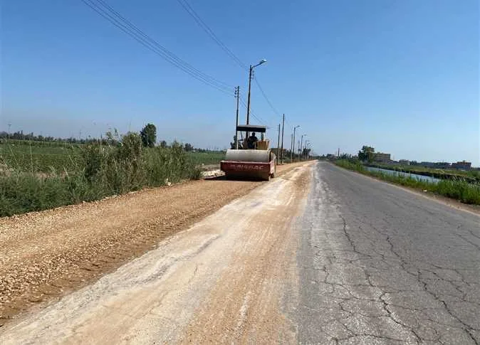 محافظ كفر الشيخ يشرف على مشروع توسيع وتحسين ورصف طريق الخادمية بطول 3 كيلومترات محافظ كفر الشيخ يشرف على مشروع توسيع وتحسين ورصف طريق الخادمية بطول 3 كيلومترات