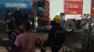 نيران ضخمة تندلع في أحد المباني بمساكن عين الصيرة مع تدخل 5 سيارات للإطفاء