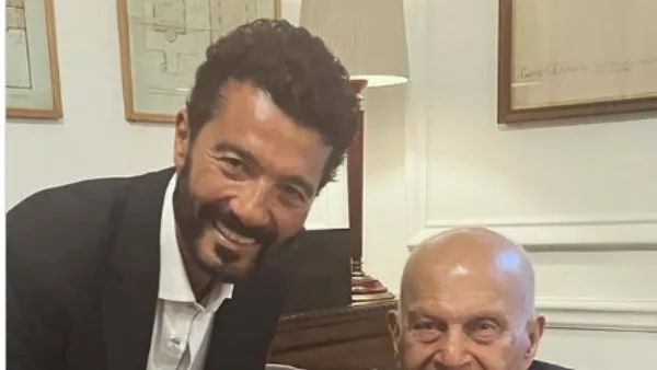 خالد النبوي يحتفل بلحظات خاصة مع الدكتور مجدي يعقوب خلال حفل توقيع كتابه خالد النبوي يحتفل بلحظات خاصة مع الدكتور مجدي يعقوب خلال حفل توقيع كتابه
