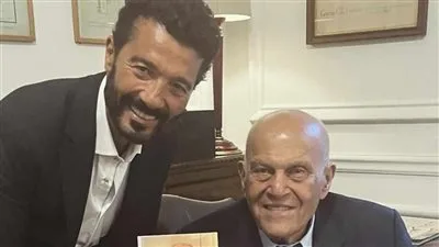 لحظة رائعة في الحياة.. خالد النبوي يسجل لقاءه مع الدكتور مجدي يعقوب لحظة رائعة في الحياة.. خالد النبوي يسجل لقاءه مع الدكتور مجدي يعقوب