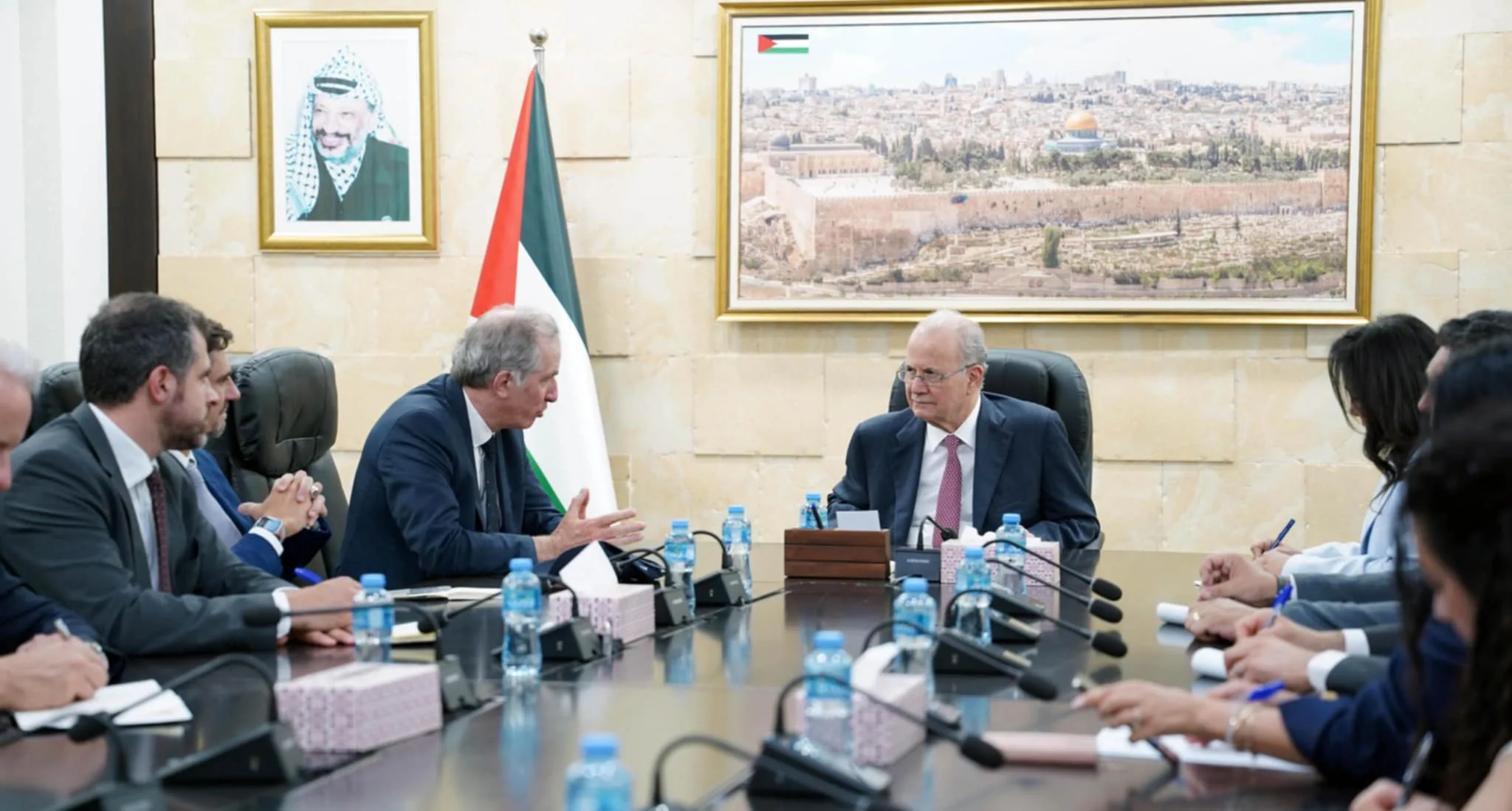 الشيخ ومصطفى يجتمعان مع الممثل الخاص للاتحاد الأوروبي لمناقشة جهود تحقيق وقف إطلاق النار الشيخ ومصطفى يجتمعان مع الممثل الخاص للاتحاد الأوروبي لمناقشة جهود تحقيق وقف إطلاق النار
