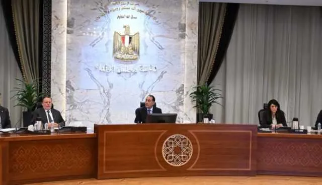 رئيس الوزراء يقود اجتماع اللجنة الوزارية الاقتصادية بمشاركة محافظ البنك المركزي رئيس الوزراء يقود اجتماع اللجنة الوزارية الاقتصادية بمشاركة محافظ البنك المركزي