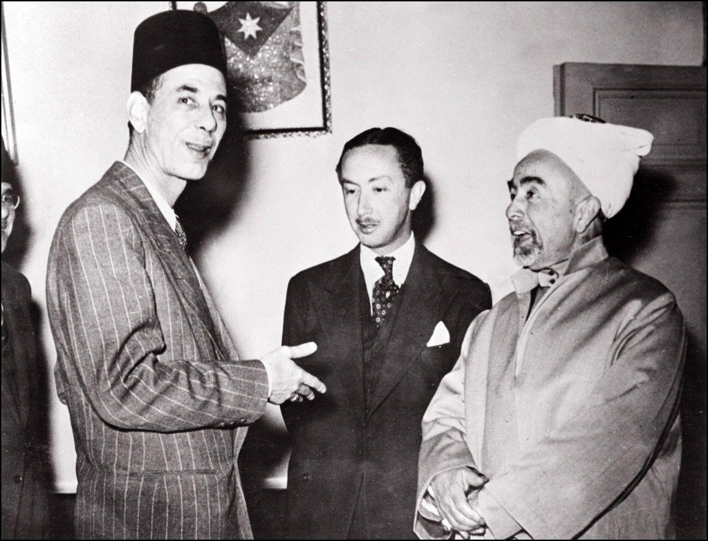 الملك عبد الله (يمين) ملك شرق الأردن (الأردن لاحقاً) يتحدث إلى عبد الرحمن عزام (يسار)، الأمين العام لجامعة الدول العربية، وعبد الإله بن علي، ولي عهد العراق (في المنتصف) وذلك في 13 مايو/أيارعام 1948 قبيل إعلان قيام دولة إسرائيل واندلاع الحرب العربية الإسرائيلية الأولى.