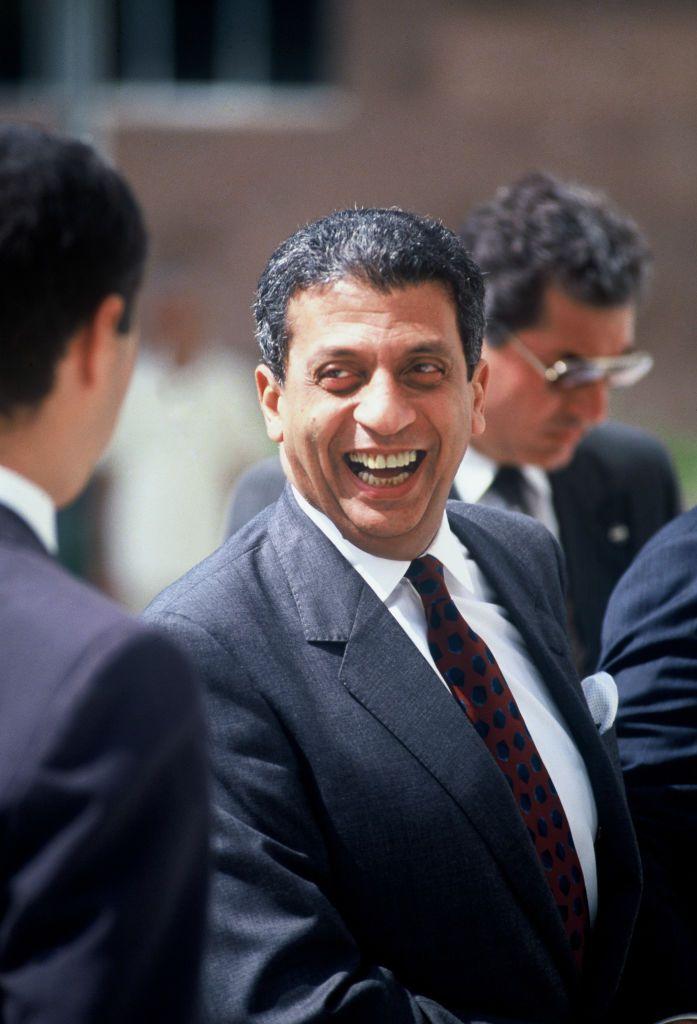 صورة لأمين عام جامعة الدول العربية عمرو موسى وهو يضحك في القاهرة، مصر، 1991.