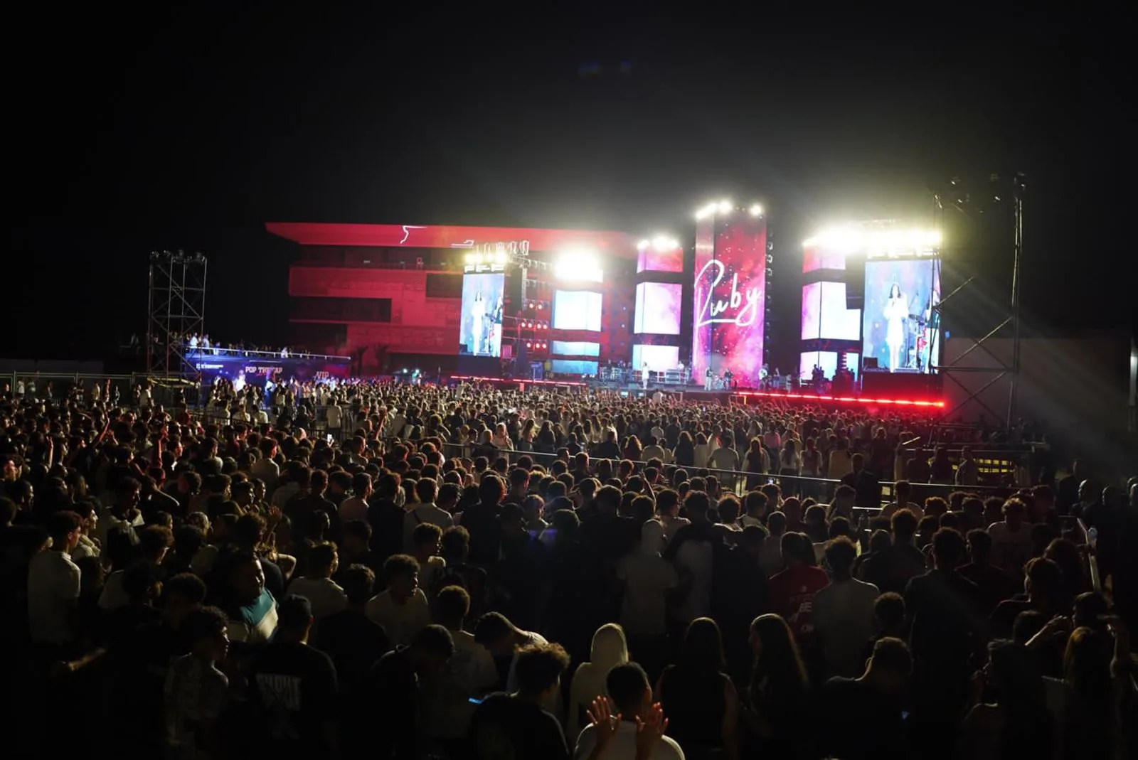 الجامعات الأوروبية في مصر تحتفي بأول دفعة من خريجيها بحفل فني مميز مع أداء رائع من روبي.