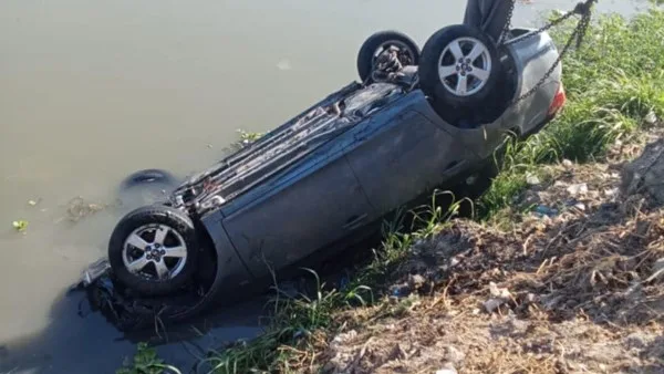طالب لقي حتفه وآخر أصيب في حادث انقلاب سيارة في ترعة بسوهاج طالب لقي حتفه وآخر أصيب في حادث انقلاب سيارة في ترعة بسوهاج
