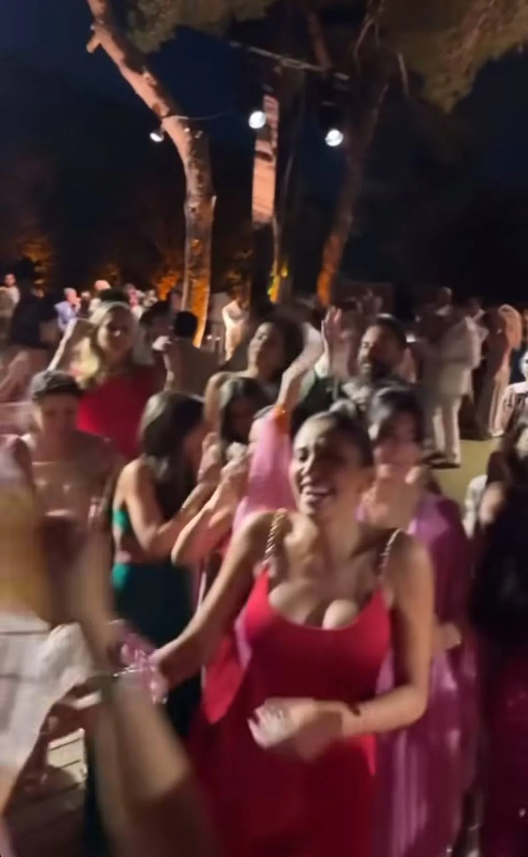 بإطلالاتها المبهرة.. دينا الشربيني تبرز الأنظار في زفاف أمينة خليل بإطلالاتها المبهرة.. دينا الشربيني تبرز الأنظار في زفاف أمينة خليل