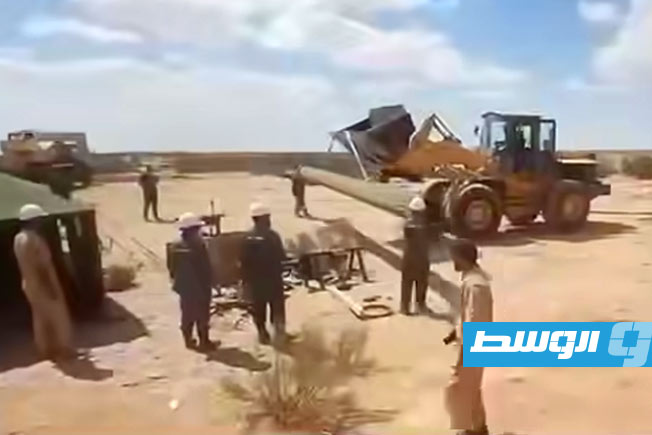من عملية إصلاح التسريب في خط نقل النفط الواصل بين حقل الحمادة ومصفاة الزاوية، الأربعاء 11 يونيو 2025 (شركة الخليج العربي للنفط)