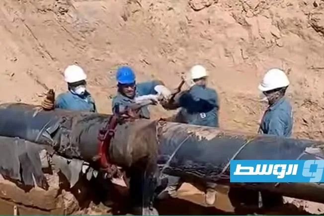 بدء أعمال تصليح تسرب نفطي بين حقل الحمادة ومصفاة الزاوية بدء أعمال تصليح تسرب نفطي بين حقل الحمادة ومصفاة الزاوية