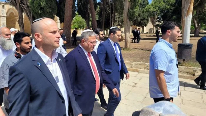 بن غفير يدخل المسجد الأقصى تحت حراسة قوية بن غفير يدخل المسجد الأقصى تحت حراسة قوية