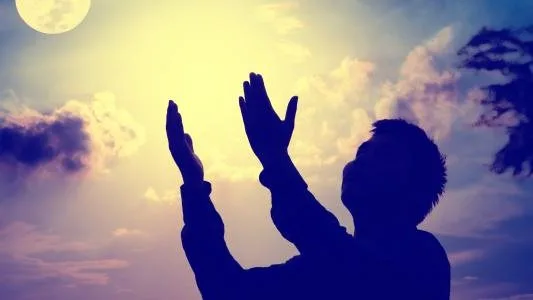 دعاء ما قبل الفجر: 9 كلمات تفتح لك أبواب الرزق وتخفف الضيق دعاء ما قبل الفجر: 9 كلمات تفتح لك أبواب الرزق وتخفف الضيق